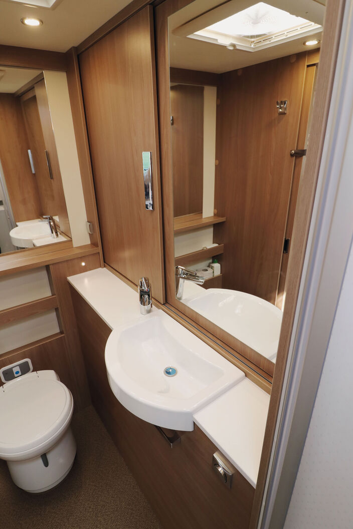 Klasse Sanitärabteil mit kompletter Ausstattung und tadelloser Bewegungsfreiheit, wie beispielsweise auf dem Schwenk-WC oder am mittig platzierten und formschönen Wasch-becken mit solidem Einhebelmischer.