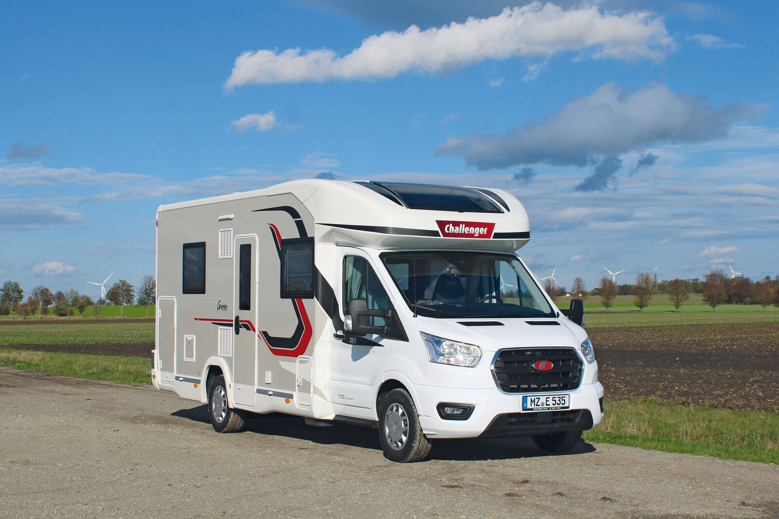 Mit dem serienmässigen 170-PS-Turbodiesel in Kombination mit der Sechsgang-Wandlerautomatik steht der Graphite 380 für komfortables Reisen bei moderaten Verbrauchswerten.