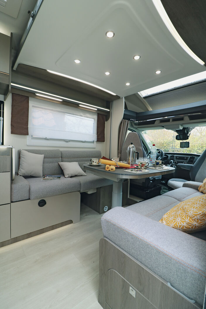 Die Lounge-Sitzlandschaft mit den Längsbänken bietet viel Platz und Bequemlichkeit.