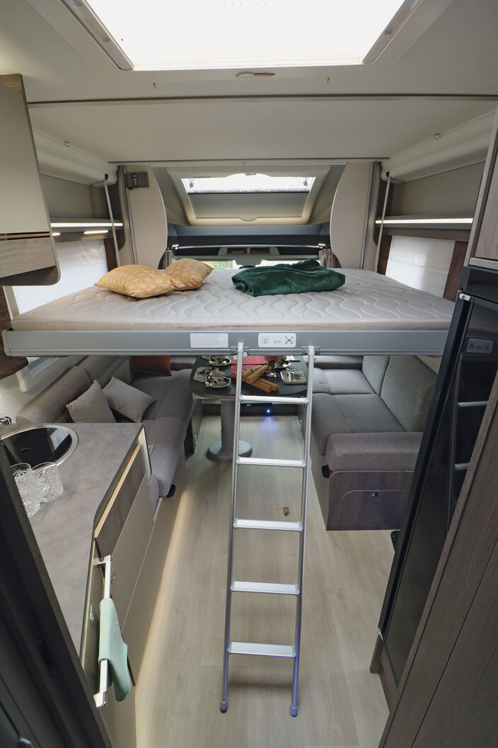 Ebenfalls elektrisch lässt sich das Hubbett in die gewünschte Position fahren und sogar bis weit nach unten absenken, so dass der Einstieg auch ohne Trittleiter erfolgen kann. 