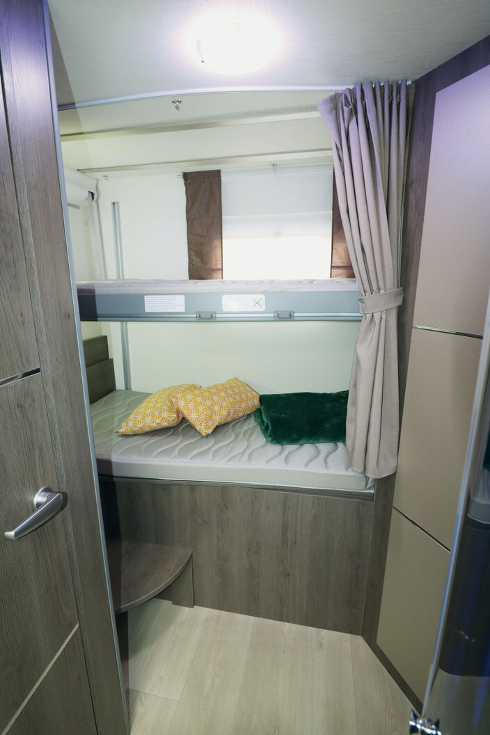 Je nach Platzbedarf kann das obere Etagenbett per Elektroantrieb bis zur Mitte nach unten gefahren werden.