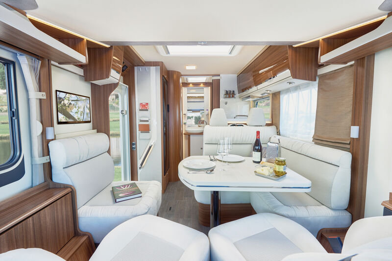 Grosszügige Sitzgruppe mit Lounge-Charakter.