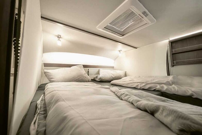 Geschlafen wird über den Cockpitsitzen, so dass die Hecksitzgruppe benützbar bleibt.