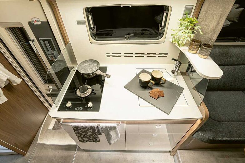 Küchenblock mit Soft-Close-Auszügen, Spüle und Kochstelle.