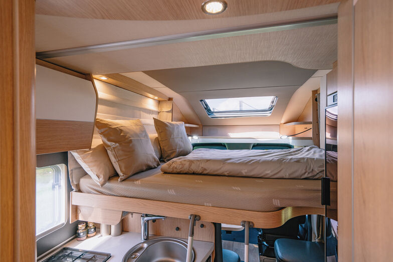 Trotz im Dach eingelassenen Hubbett bietet der Teilintegrierte eine Stehhöhe von 1,90 Metern.