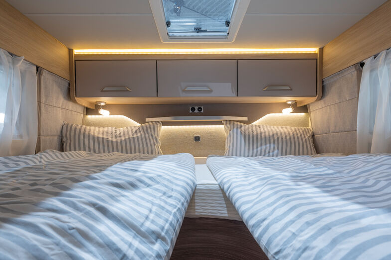 Die Einzelbetten sind über der grossen Garage im Heck platziert.