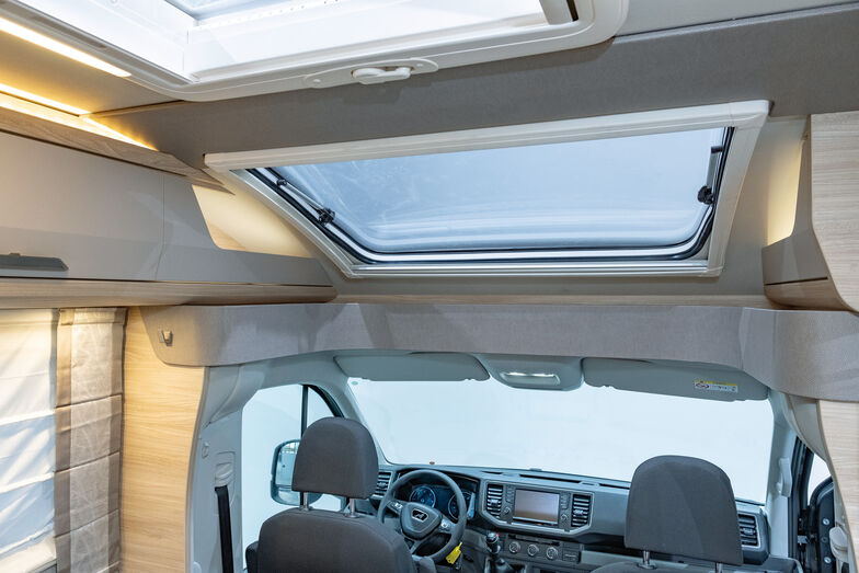 Grosses Dachfenster über dem Wohnbereich.