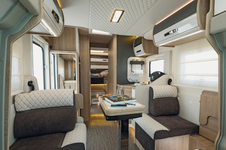 Die Seitensitzbänke können zu Sitzen in Fahrtrichtung umgebaut werden.