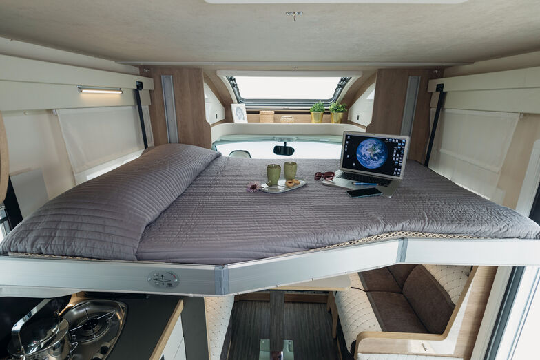 In den drei teilintegrierten Modellen kann auf Wunsch ein Hubbett eingebaut werden.