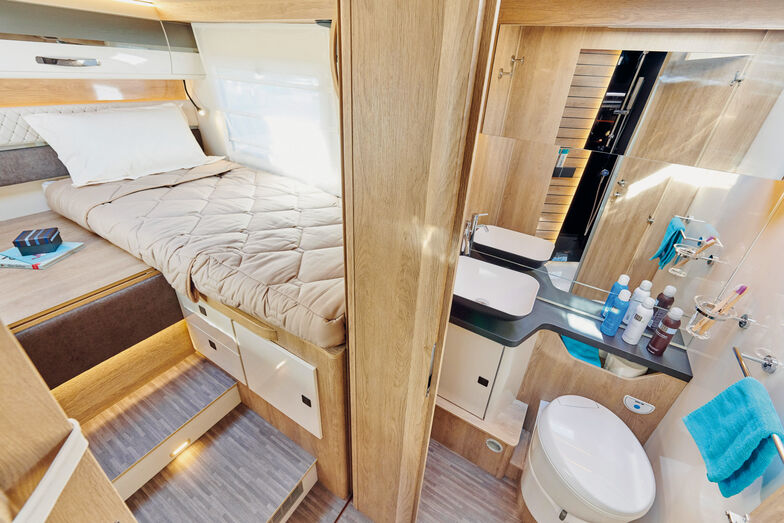 Wie im Teilintegrierten T86 befindet sich auch im Integrierten I86 das grosse Bad mit Toilette auf der linken und Dusche auf der rechten Seite vor den Einzelbetten im Heck.