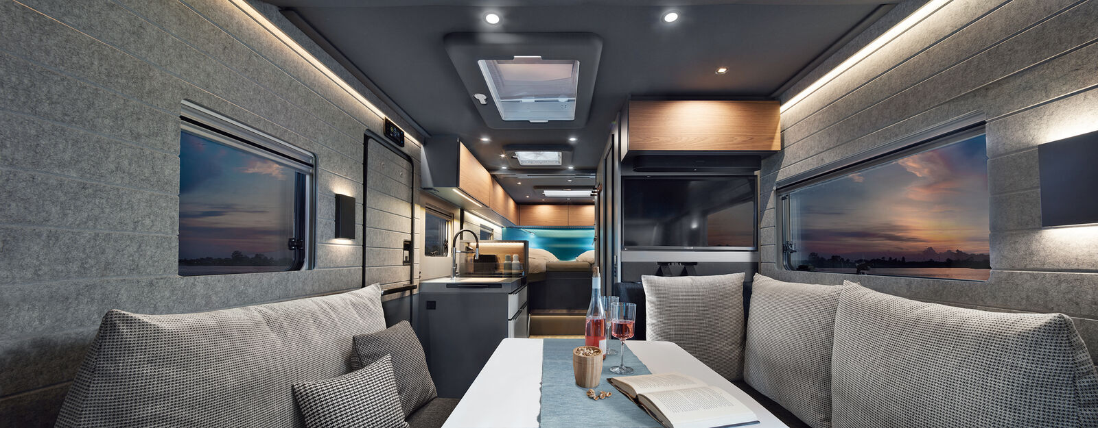 Ein offener Wohnbereich mit einer gemütlichen Face-to-Face-Sitzgruppe und trotzdem noch Platz für drei weitere sichere Gurtplätze. Die optionalen Filzwände im i-Smove machen das Raumgefühl perfekt.