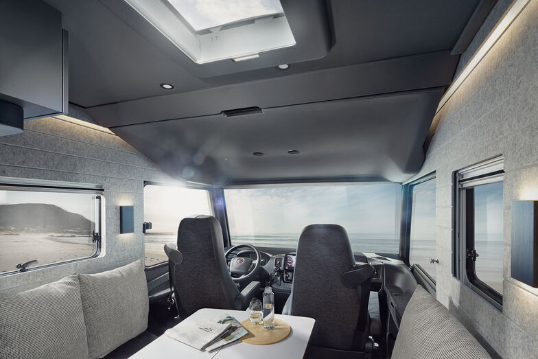 Perfekt integriert ist das kaum sichtbare Hubbett an der Cockpitdecke.