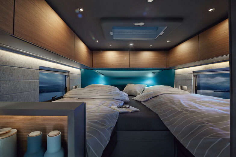 Der i-Smove 69 E hat längs eingebaute Einzelbetten im Heck.