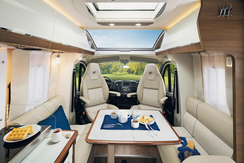 Wohnraum mit Face-to-Face-Sitzgruppe im neuen Rapido C86.