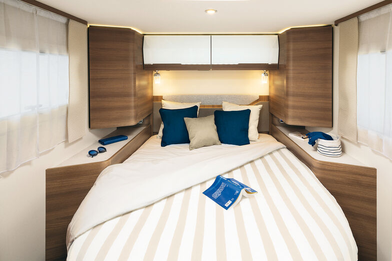 Das in Fahrzeugmitte eingebaute Doppelbett im C86.