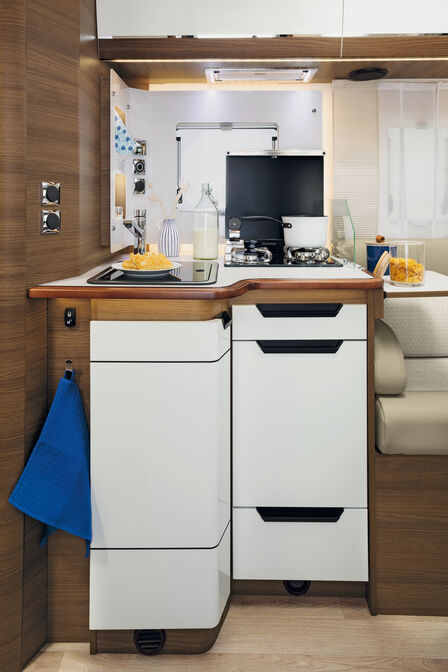 Die Winkelküche im C86 – der grosse Kühlschrank befindet sich gegenüber.