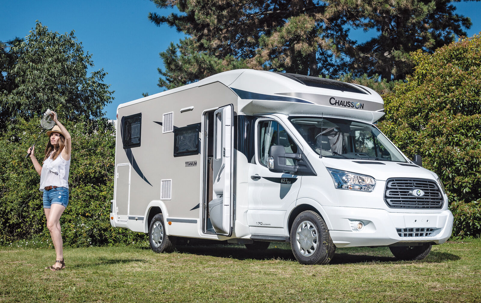 Hochwertig und serienmässig mit der komfortablen Ford-6-Gang-Automatik ausgestattet, startet die Titanumbaureihe.