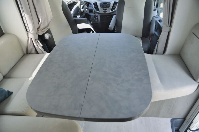 Die Sitzgruppe um den in der Mitte platzierten Tisch.