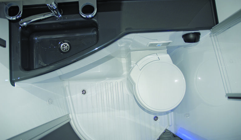 Der Titanum 640 verzichtet auf ein fixes Bett, bietet jedoch ein Bad im Heck.