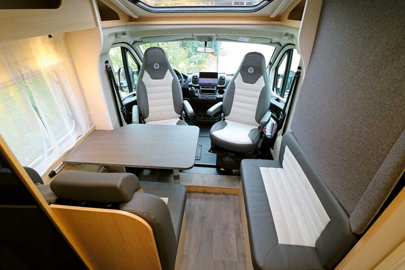 Die Kombination aus hellen und dunklen Farbtönen sorgt zusammen mit dem gemütlichen Möbeldekor für ein stimmiges Wohnambiente.