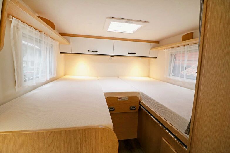 Der Schlafbereich über der Heckgarage bietet gute Bewegungsfreiheit, viel Luft und Licht und komfortable Kaltschaummatratzen auf Holzlattenrosten, jedoch haben die Betten nur eine Länge von unter zwei Meter.