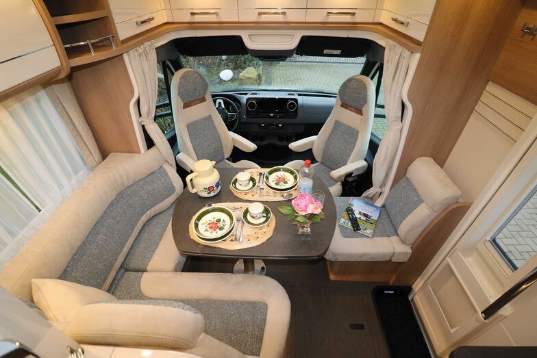 Warme Holzfarben in Kombination mit den hell glänzenden Elementen, harmonisch abgestimmte Textilfarben und das Lichtkonzept ergeben einen exzellenten Wohlfühlfaktor.