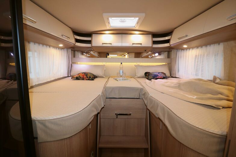 Durch die vielfältige Beleuchtung, Spiegelfläche, offene Ablagen und Stauschränke ergibt sich ein toll gemachter Schlafbereich.