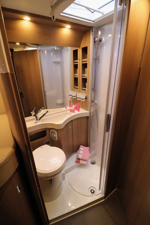 Punkten kann der Sanitärraum mit seiner gefälligen Einrichtung und der abteilbaren Dusche mittels praktischen Acrylglastüren.