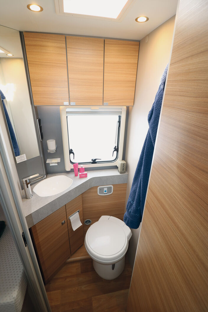 Auch optisch gefällt der Wasch- und Toilettenraum, zumal die Tür zugleich den Wohnraum abschottet und zusammen mit der Schlafzimmertür die Raumbad-Funktion erfüllt.