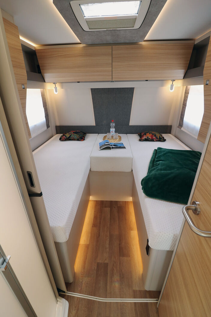 Heck-Schlafzimmer mit einem prima Raumgefühl und bequemen Einstieg zu den tief gesetzten Betten mit grossen Liegeflächen und komfortablen Matratzen aus klimaregulierendem Material.