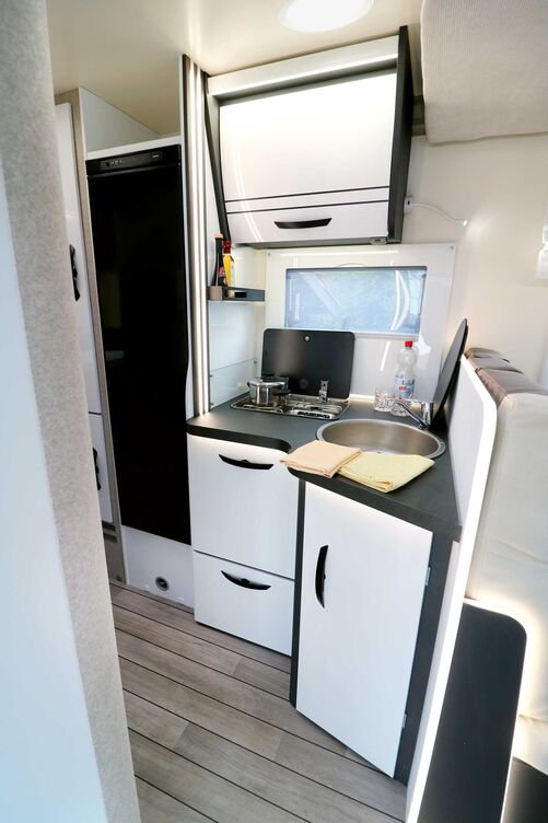 Dans la cuisine, le placard inférieur d’angle a de quoi séduire, dans la mesure où il offre un espace de rangement et un plan de travail suffisants, ainsi qu’un équipement complet.