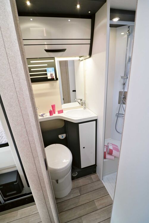 Le lumineux espace sanitaire brille par son espace adéquat devant le lavabo et sur le W.C. rabattable.