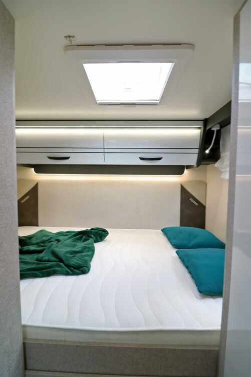 Mesurant 203 par 133 cm, le lit double transversal au-dessus du garage arrière est équipé d’un confortable matelas en mousse haute densité, tandis qu’une lucarne et des éléments d’éclairage complètent l’espace nuit.