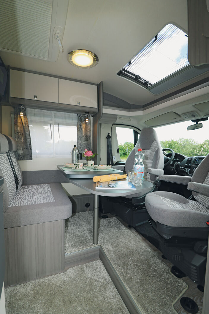 Die Sitzgruppe bietet maximal vier Personen Platz, wobei das Dachfenster im Fahrerhaus zusätzlich Licht und Luft spendiert.