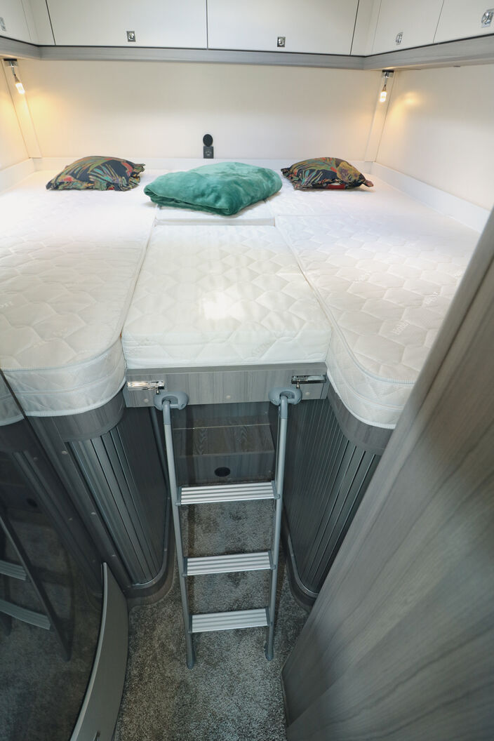 Zusatzpolster einlegen und Leiter einhängen – fertig ist die grosse Liegefläche.