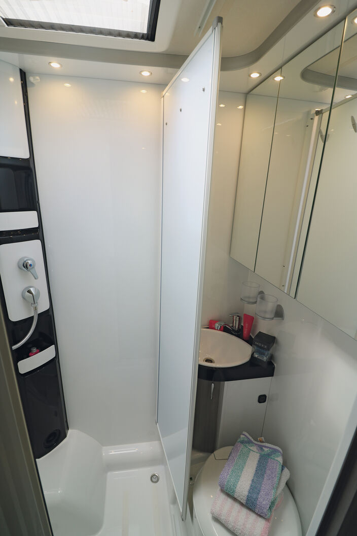 Mittels Klapptür und Lamellen-Schiebetür entsteht das Duschabteil.