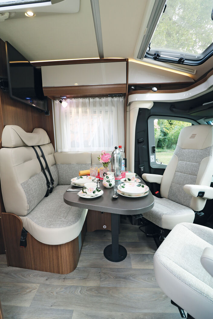 Der lauschige Wohnbereich wirkt luftig und edel zugleich und sorgt für ein behagliches Wohngefühl.