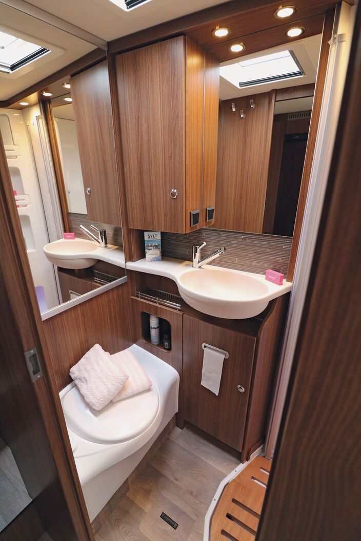 Die geschmackvolle Einrichtung sowie die  komplett bestückte Ausstattung lassen im Sanitärbereich kaum Wünsche offen.  