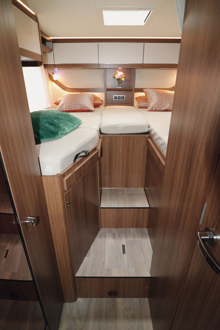 Das Heckschlafzimmer überzeugt mit komfortablen Betten, guter Bewegungsfreiheit, funktionaler Einrichtung und diversen Lichtquellen.