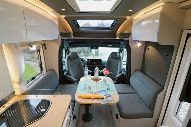 Die zur Zeit beliebte Längsbanksitzgruppe sorgt zusammen mit den grossen Dachfenstern für eine tolle Wohlfühl-Atmosphäre.