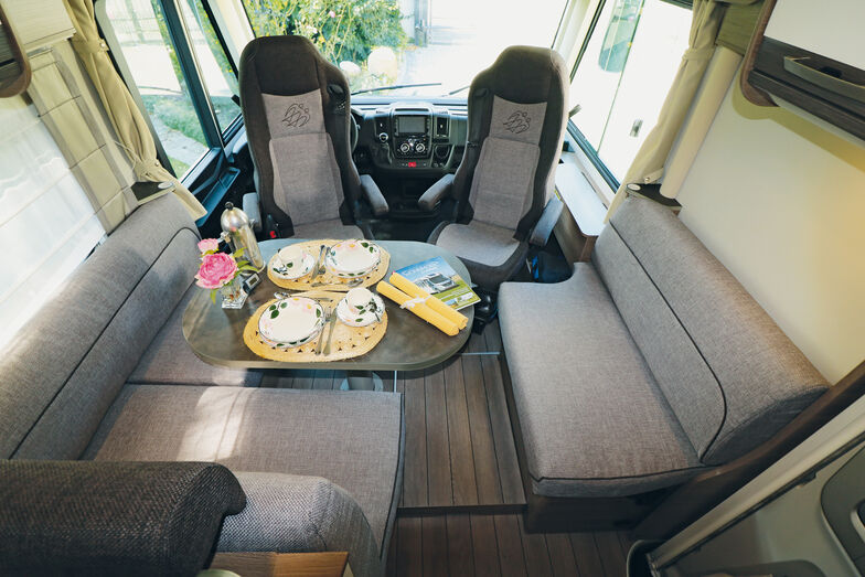 Der Wohnbereich mit L- und Seitensitzbank sowie den bequemen Cockpitsesseln und dem variablen Einsäulentisch ergeben ein stimmiges Gesamtbild.