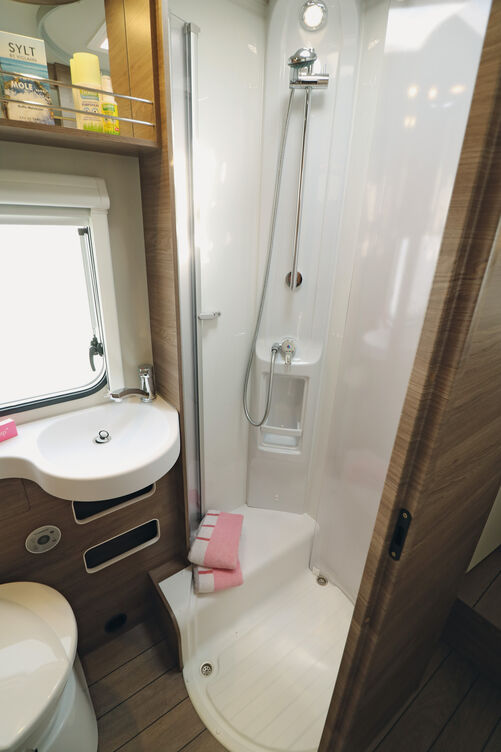 In der separat abteilbaren Dusche lässt die Ausstattung und Bewegungsfreiheit kaum Wünsche offen, auch das Radkasten-Podest stört nicht wirklich.