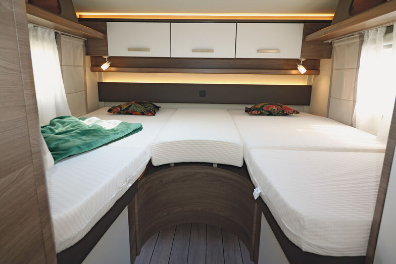 Das Heckschlafzimmer bietet ausreichend Platz und Komfort. Ebenso überzeugen die gut dimensionierten Betten, dessen elf Zentimeter starke Kaltschaummatratzen auf Holzlattenrosten für erholsamen Schlaf sorgen.