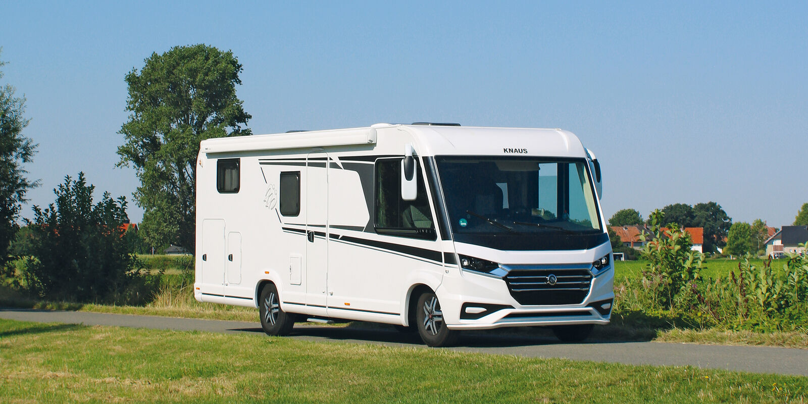 Der 7,53 Meter lange Knaus Live I 700 MEG überzeugt mit sicheren Fahreigenschaften und moderaten Verbrauchswerten. Dazu entpuppte sich der leistungsstarke 177-PS-Turbodiesel in Kombination mit der modernen Wandlerautomatik als sehr empfehlenswerte Investition.