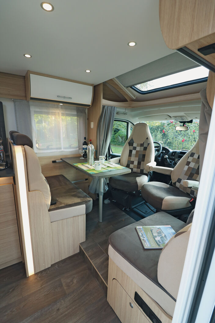 Der gemütliche Wohnraum überzeugt mit moderner Einrichtung und ansprechenden Polsterfarben.