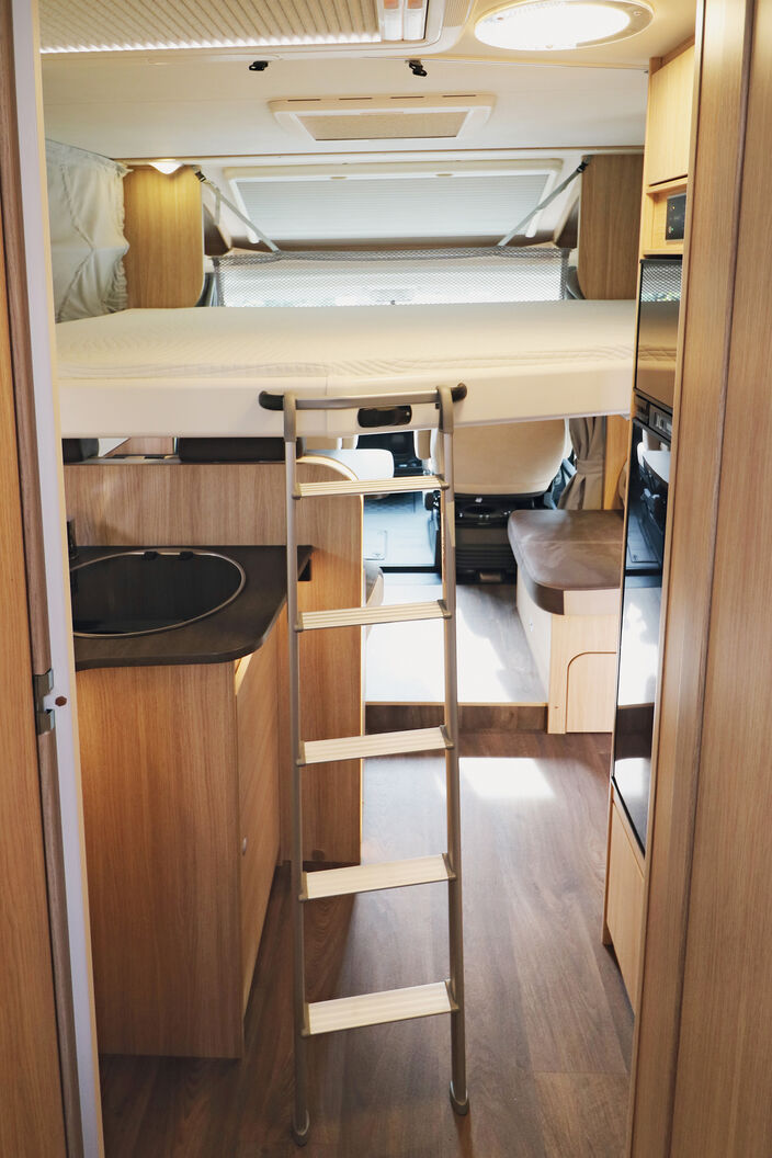 Der Einstieg über die Metallleiter führt zum komfortablen Dachbett.