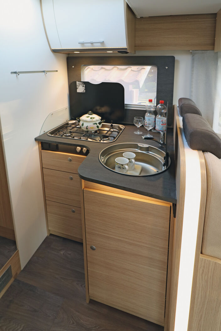 Optisch ansprechender Küchenblock mit winkelförmigem Unterschrank und vielfältiger Beleuchtung.