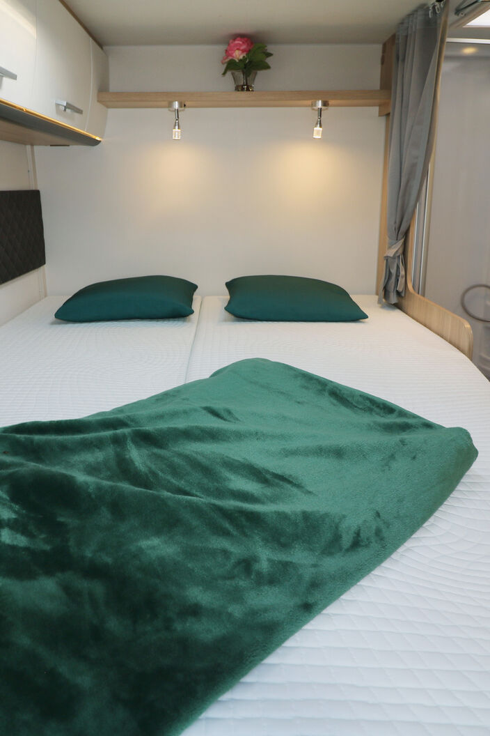 Das quer gestellte Doppelbett über der Heckgarage ist mit komfortablen Kaltschaummatratzen auf Holzlattenrosten ausgerüstet.  