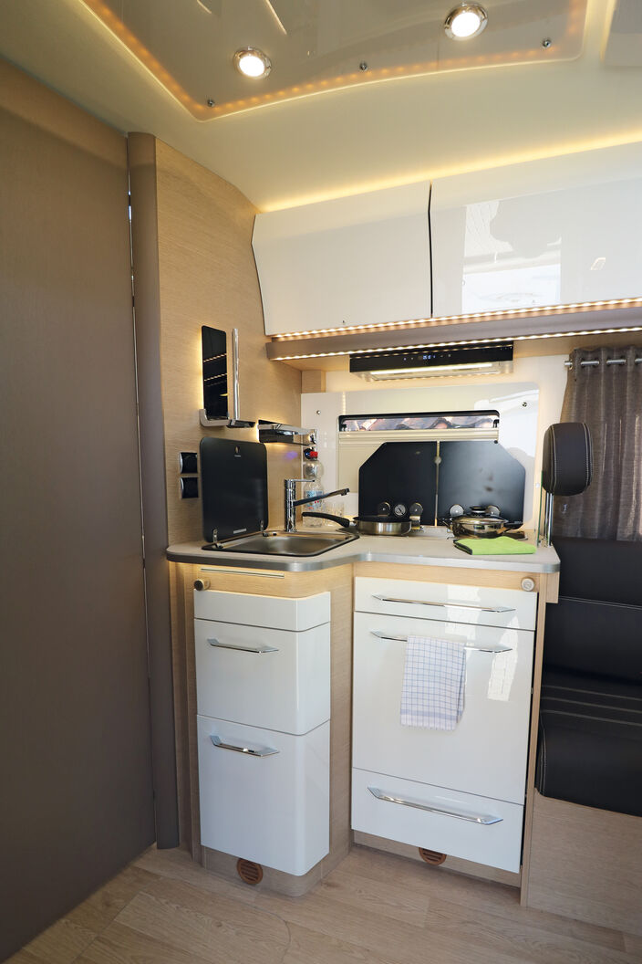 Auch optisch gefallen kann die funktionale Küche, wobei der winkelförmige Unterschrank genug Arbeitsfläche bereithält.