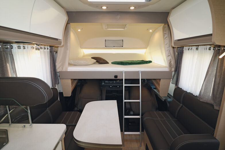 Der Zugang zum einfach absenkbaren Hubbett erfolgt über die stabile Metallleiter.